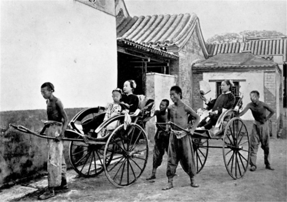 正在拉客的洋车夫
