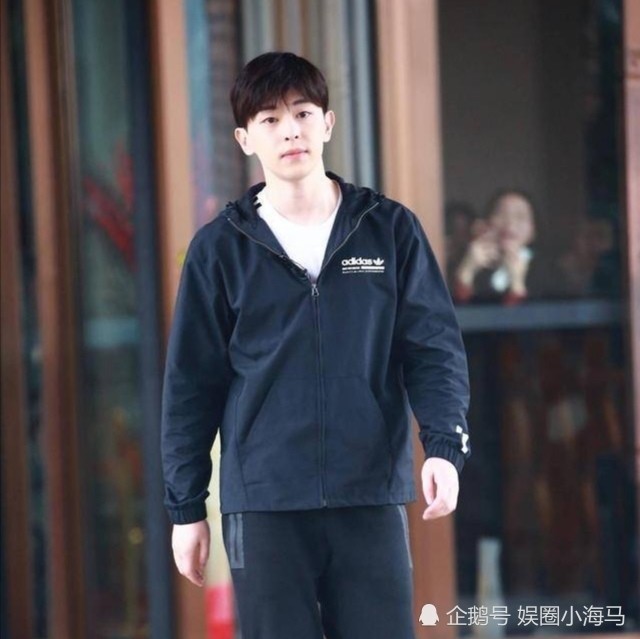 而也有网友表示邓伦账号是由团队掌控,内容都是定时发布的,只是日常