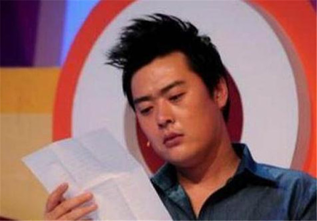因为眼睛失明,张桐失去了最爱的演员工作,张桐一度抑郁,最后患上了