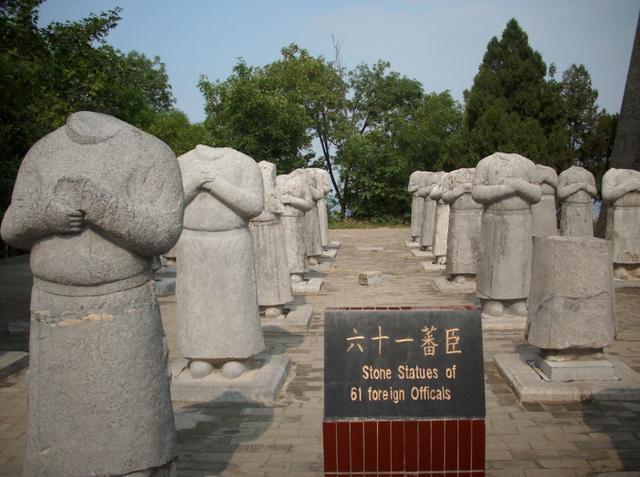 武则天墓前有61个无头石像,千百年来难以解释,被2位农民破解