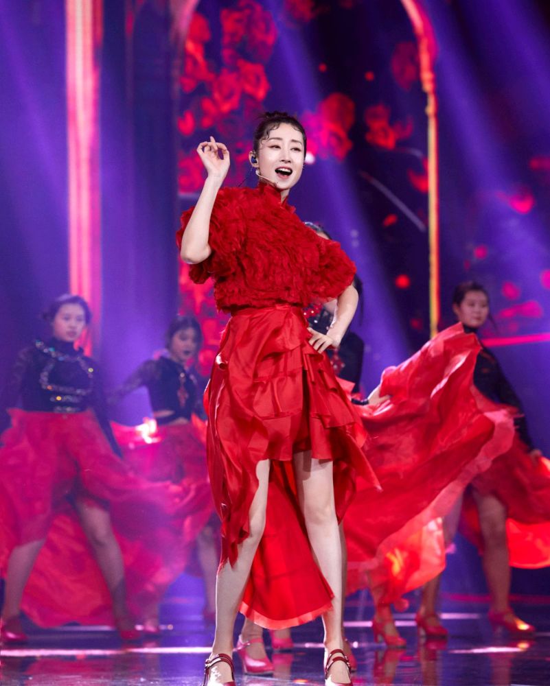 刘敏涛终于不低调红色针织衫配半身裙活力十足减龄又时髦
