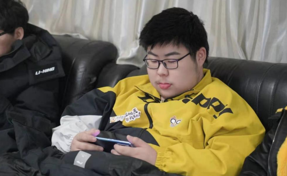 然后就是飞牛和刺痛这两大qghappy的招牌选手失去首发,qg1.