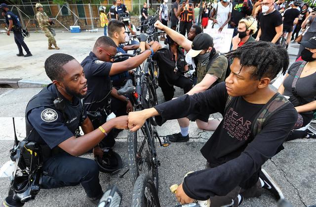 非裔警察执勤戏称非裔囚犯为尼哥,没想到被白人上司免职|警察|怀特|尼