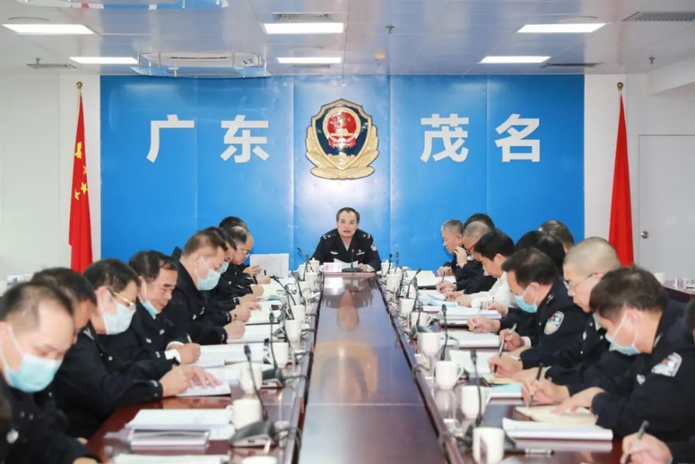 副市长,市公安局党委书记,局长黄建平主持并作讲话.