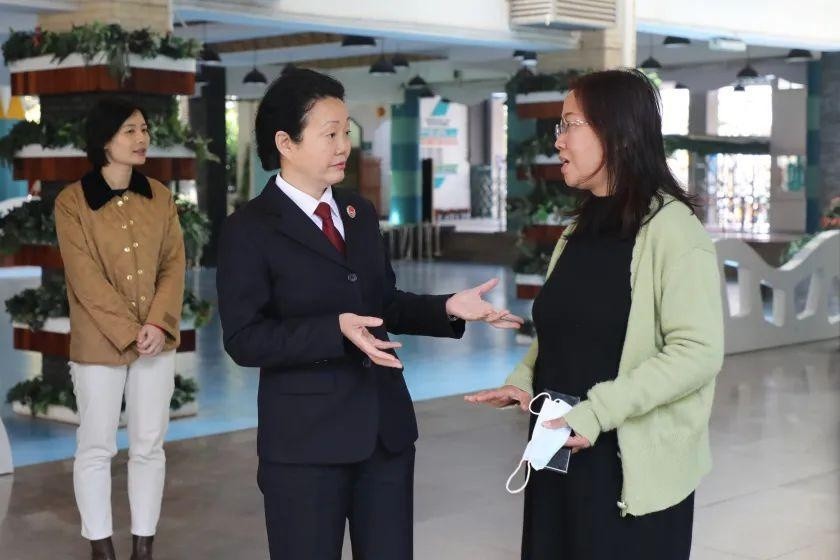 会后,陈晓华副检察长一行在育才第二小学校长李文华的陪同下参观了