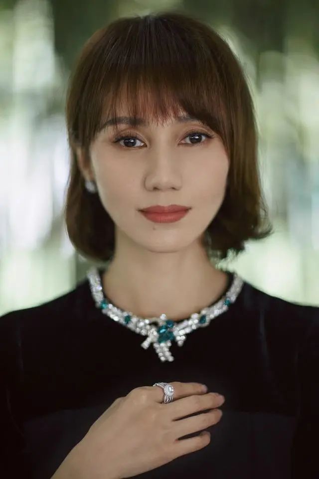 袁泉的短发也能有女人魅力,随便搭配都文艺风十足,她可太会了