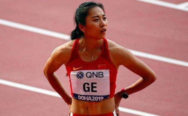 她是中国田径女神,身材劲爆,肚皮总有块"遮羞布",原因很意外
