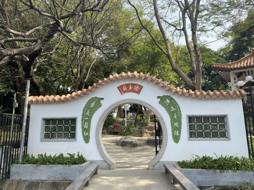 东山湖公园,老广们更喜欢称它为东湖公园,是广州市政府以前发动全市