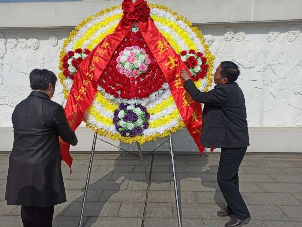 临川田家炳中学师生赴抚州市烈士陵园举行庄严祭扫活动