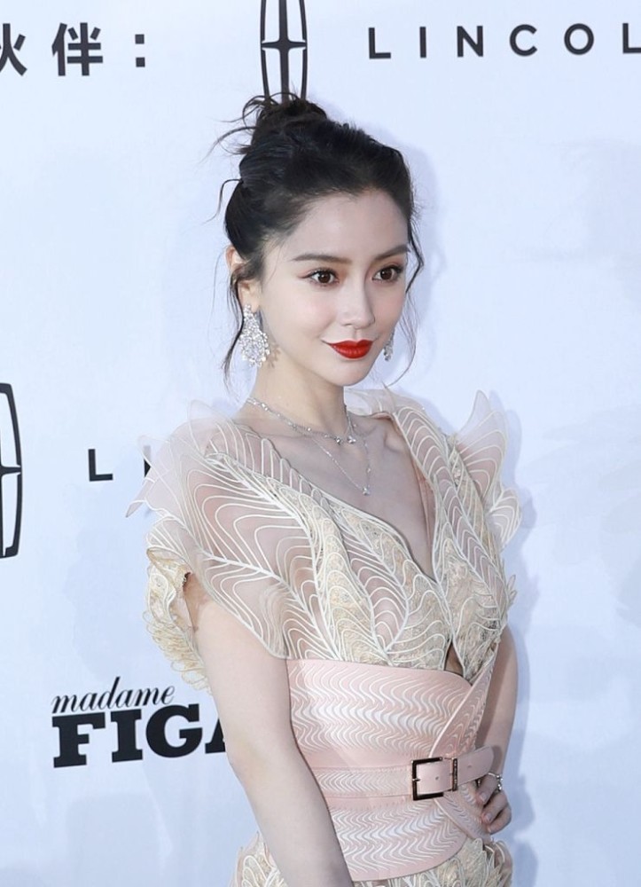 angelababy礼服深v写真,angelababy礼服写真 angelababy身穿流动花瓣鱼尾裙尽显浪漫温柔,束腰设计复古精致,典雅