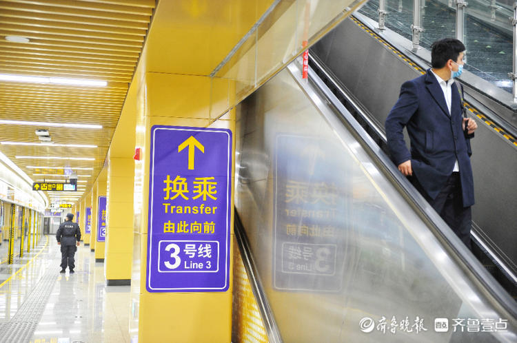 济南地铁2号线八涧堡站站台内换乘3号线的指示牌一目了然