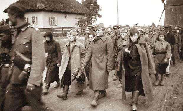 被德军俘获的苏联女兵.