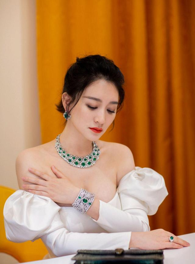 李小冉写真照,性感饱满,令人怜爱!