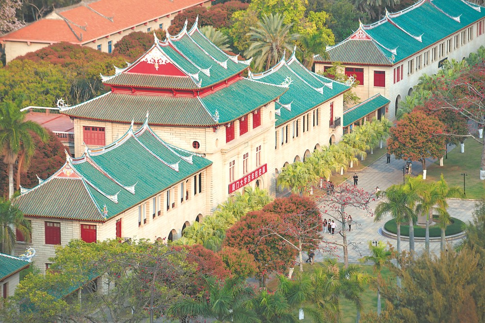 厦门大学群贤楼前的陈嘉庚雕像本报记者 施辰静 摄