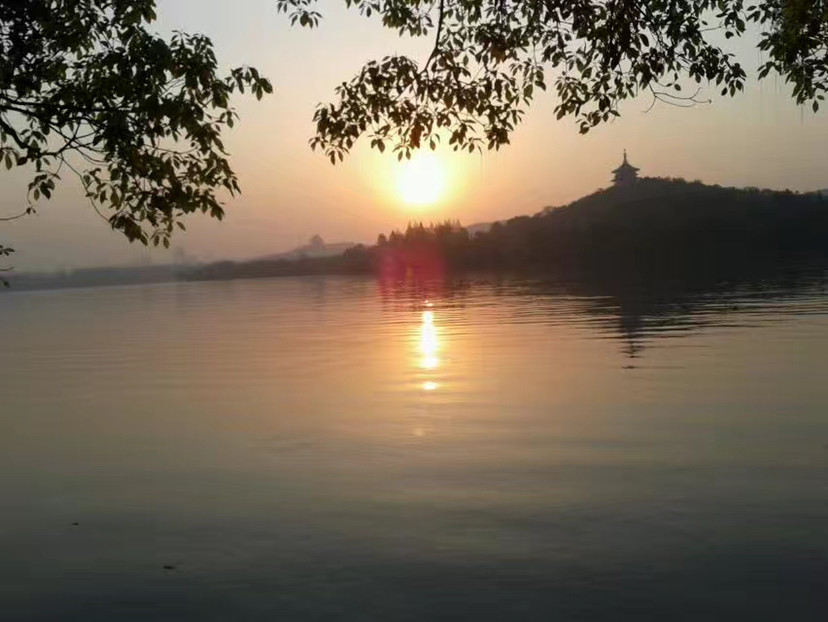 仿佛带你走近,唐宋八大家苏东坡,笔下那西湖美景: 欲把西湖比西