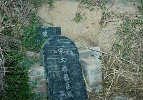 开国皇帝赵匡胤的古墓被发现,却遭到了专家的嫌弃,周围荒草遍地