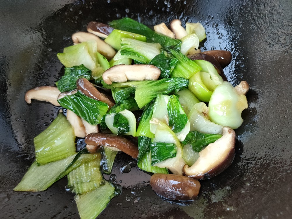 香菇炒油菜,不要直接下锅,菜叶分开炒,出锅又绿又鲜