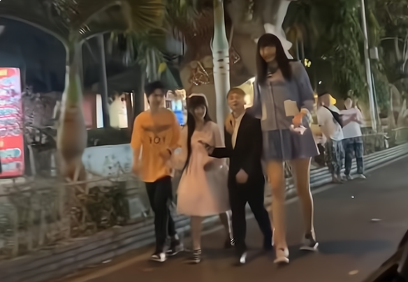 1米6小伙牵手"巨人女友"逛街,最萌身高差被吐槽:看着好别扭