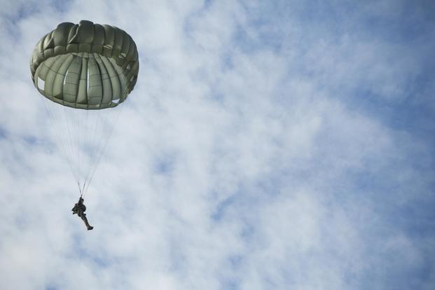 离地仅两三米!美军一士兵跳伞挂树,被发现时已昏迷不醒