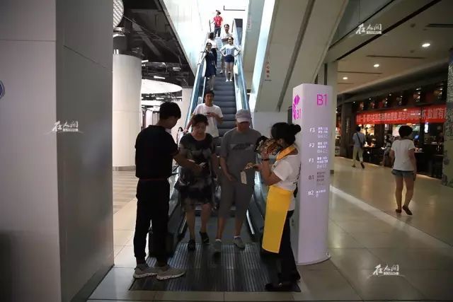 那个被"爱国青年"砸穿脑袋的同胞!