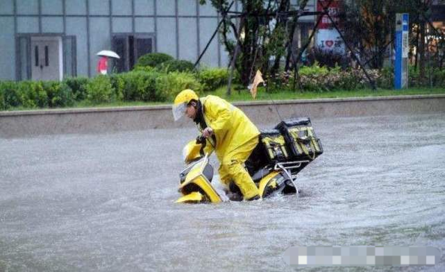 外卖员雨天送餐不慎滑倒将汤汁撒漏听到顾客的话愣了