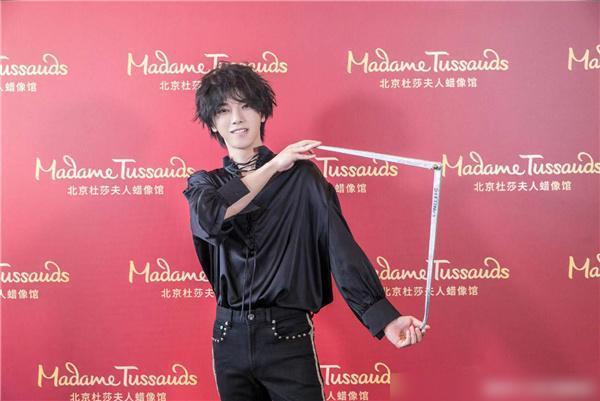 华晨宇入驻北京杜莎夫人蜡像馆偶遇杨幂蜡像合影后发给杨幂
