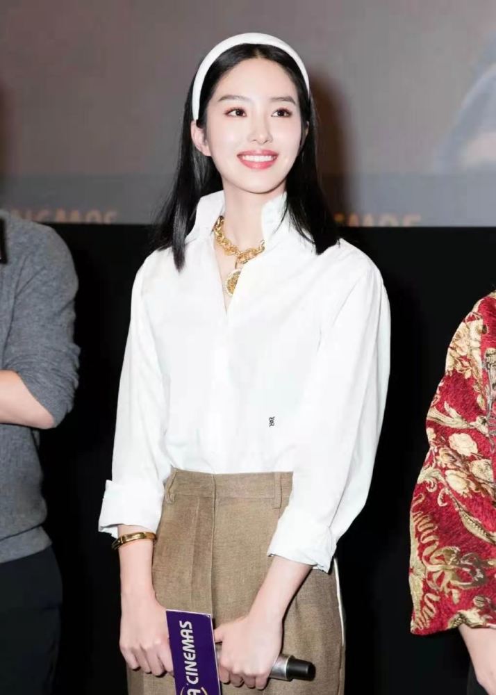 杨采钰气质真高级,简单的衬衫配西装裤优雅洋气,很适合职业女性