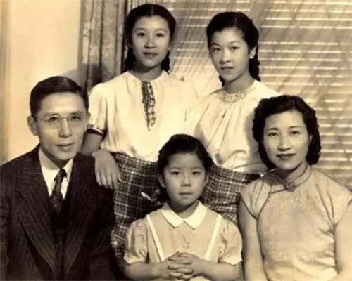 第一任妻子是原北大校长周培源之女周如枚,两人有个儿子叫梁鉴,因为