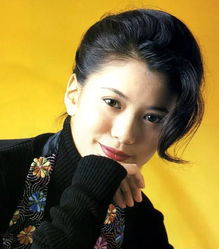 到了2006年,袁咏仪为张智霖生下了一个儿子张慕童,一家三口幸福至今.