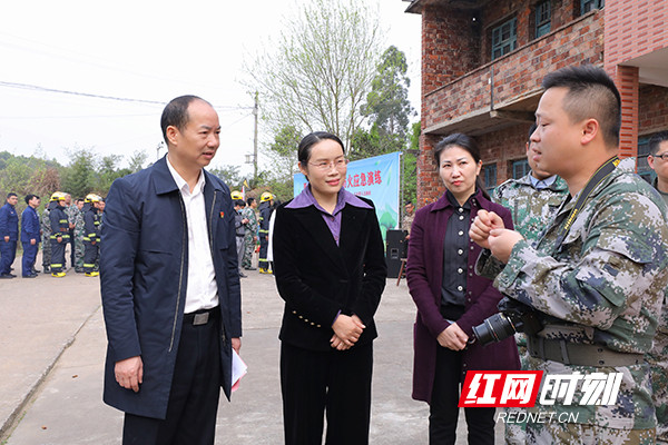 雁峰区委副书记,区长王燕(左二)到场指导演练.