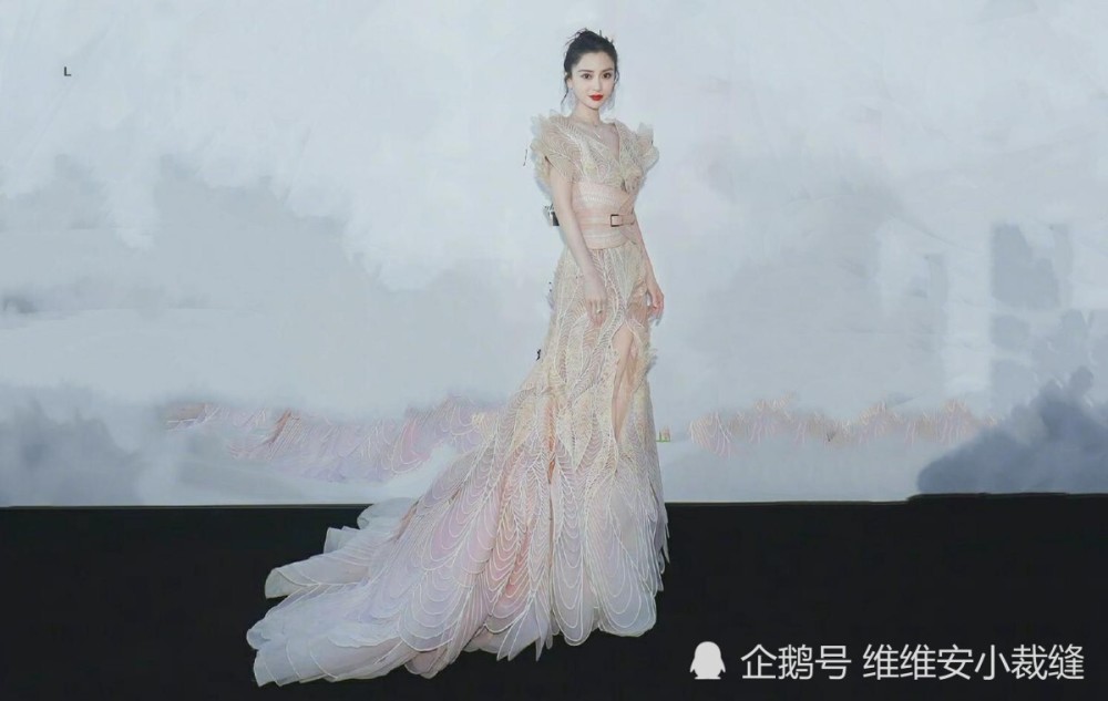angelababy穿高定香槟色花瓣鱼尾裙"美人鱼"造型,高叉礼服显腿长,颜值