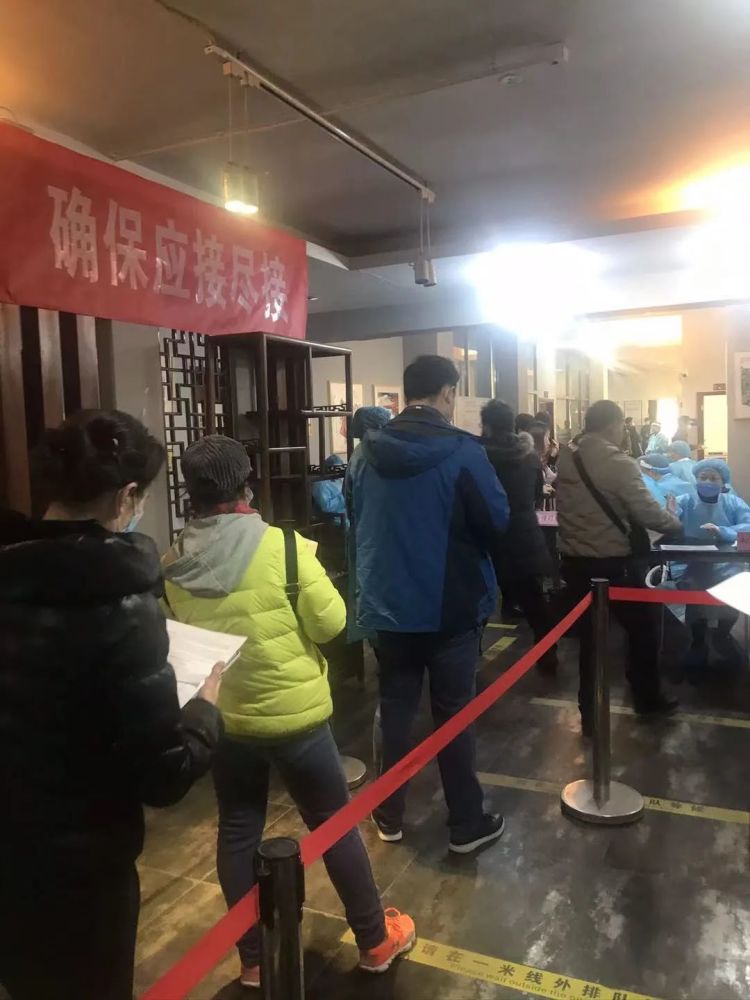 图/北京朝阳区,正在排队等待接种新冠疫苗的人们.摄影|王小