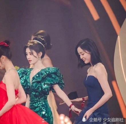 为显白全身涂粉的女星:杨颖蹭粉给倪妮,关晓彤膝盖黑灰,鞠婧祎蹭脏多
