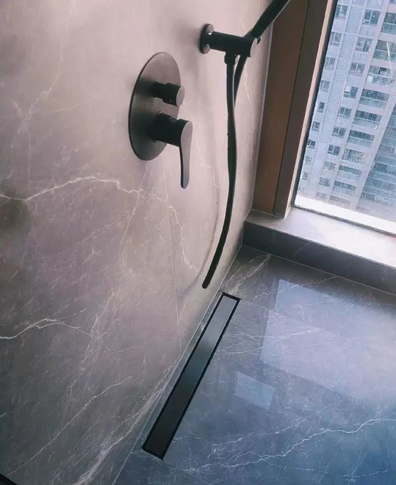 现在流行的隐形地漏排水快,让你的浴室更上档次