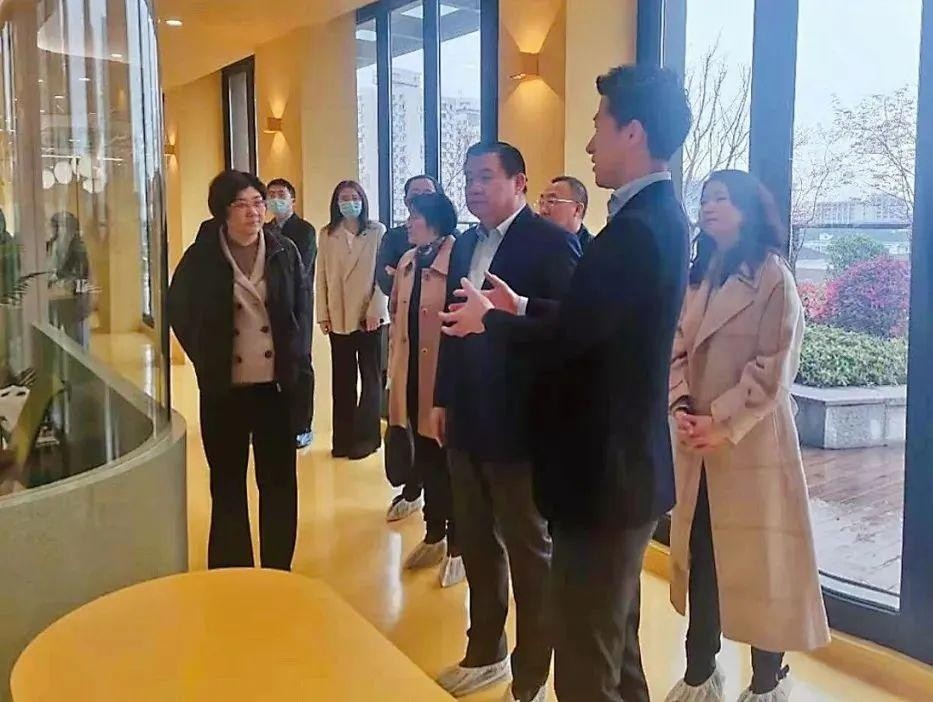 黄庆伟调研上海服装集团