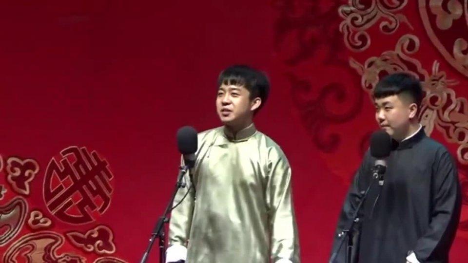 德云社的细节教育:朱鹤松台下动作见人品,秦霄贤发传单全网称赞