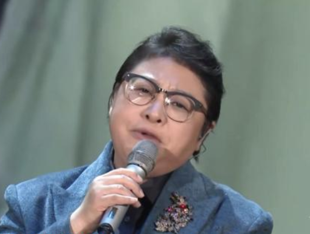 49岁韩红暴瘦40斤!春晚表演撑不住西装,采访透露瘦身秘籍