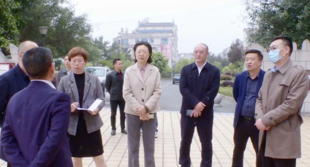 市人大常委会副主任余继红率调研组来屏调研
