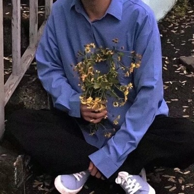 文艺风不露脸男生头像-她真可爱 得想个办法跟她谈恋爱才行.