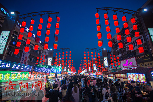 青年宫广场不算很阔大,400多年来,上演了历史的风云变幻.