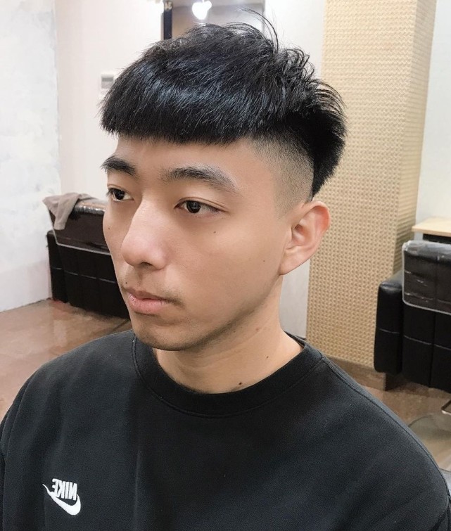 剪短并且剪出弧度,看起来轻盈又帅气,而且不会显得闷热,最适合学生党