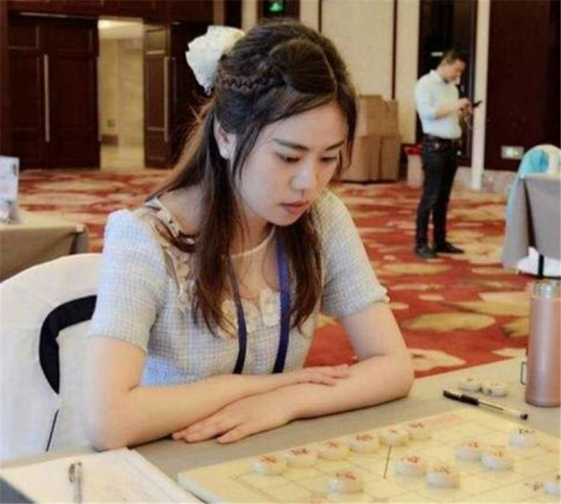 象棋大师齐聚ks,大神组美女战队征战马来!网友:巾帼不让须眉