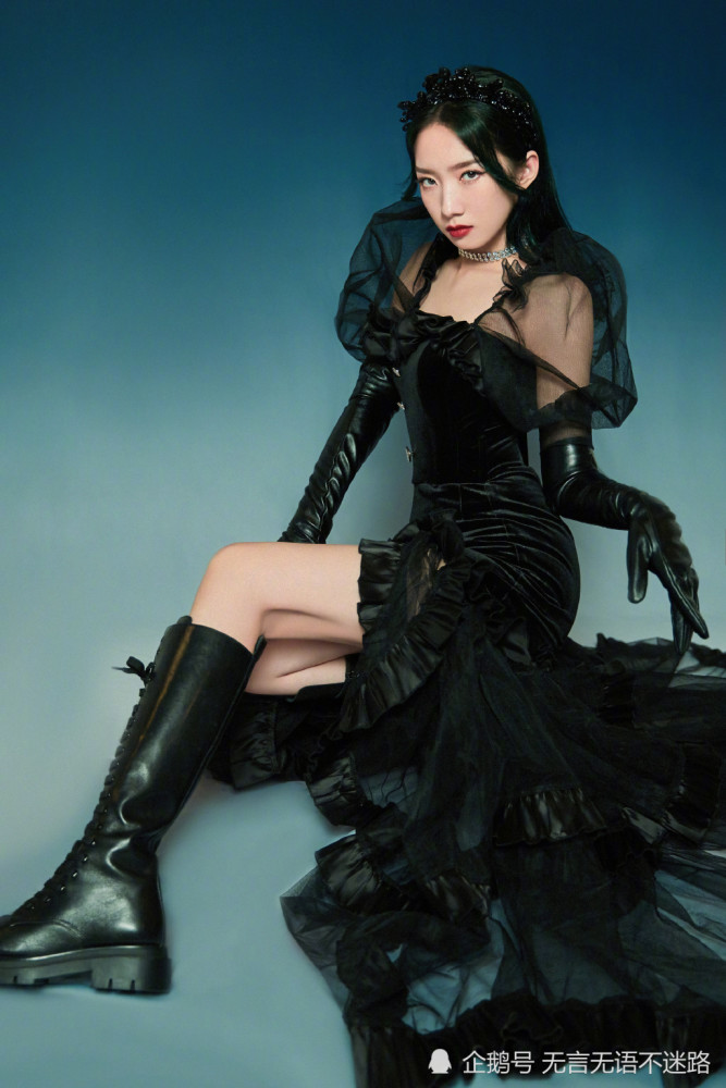 孟美岐黑色网纱连衣裙搭皮手套和长靴是魅惑的暗黑女王