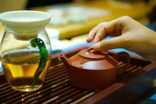 煮一壶茶,品味的是生铑的香.