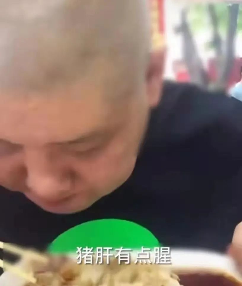 事情是这样的:李大鹏前去 陈添记,源记肠粉等老字号美食店品尝美食.