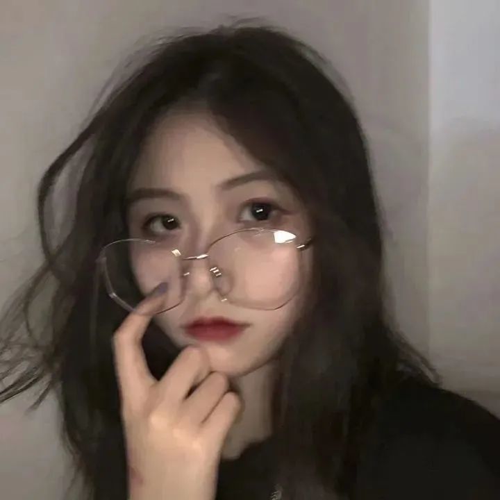 头像:女生头像背影长发素描0720期