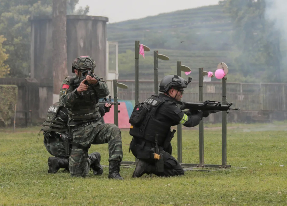 乐山市公安局相关负责人表示,武警特警联战联训旨在巩固全警实战大