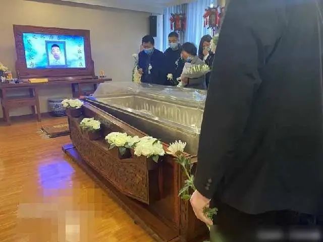 姚策遗体在北京八宝山殡仪馆完成火化,亲属们将带姚策骨灰回到江西