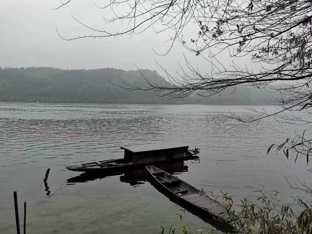 沅江(照片均由作者提供"青山一道同云雨,明月何曾是两乡,去年大疫之