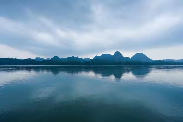 青山一道同云雨 张宪光